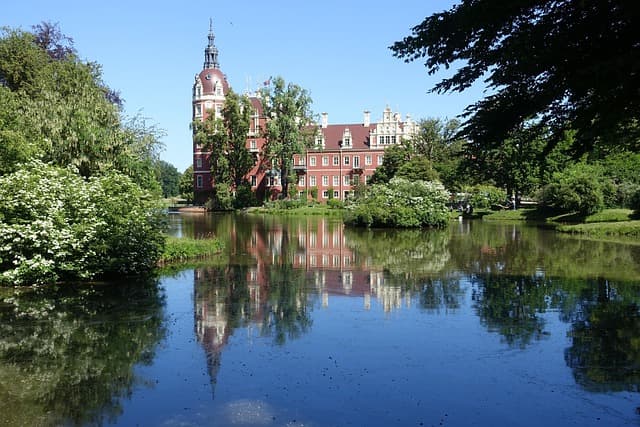 조경학 관점에서의 도시광장 재구성과 사회적 리듬 분석