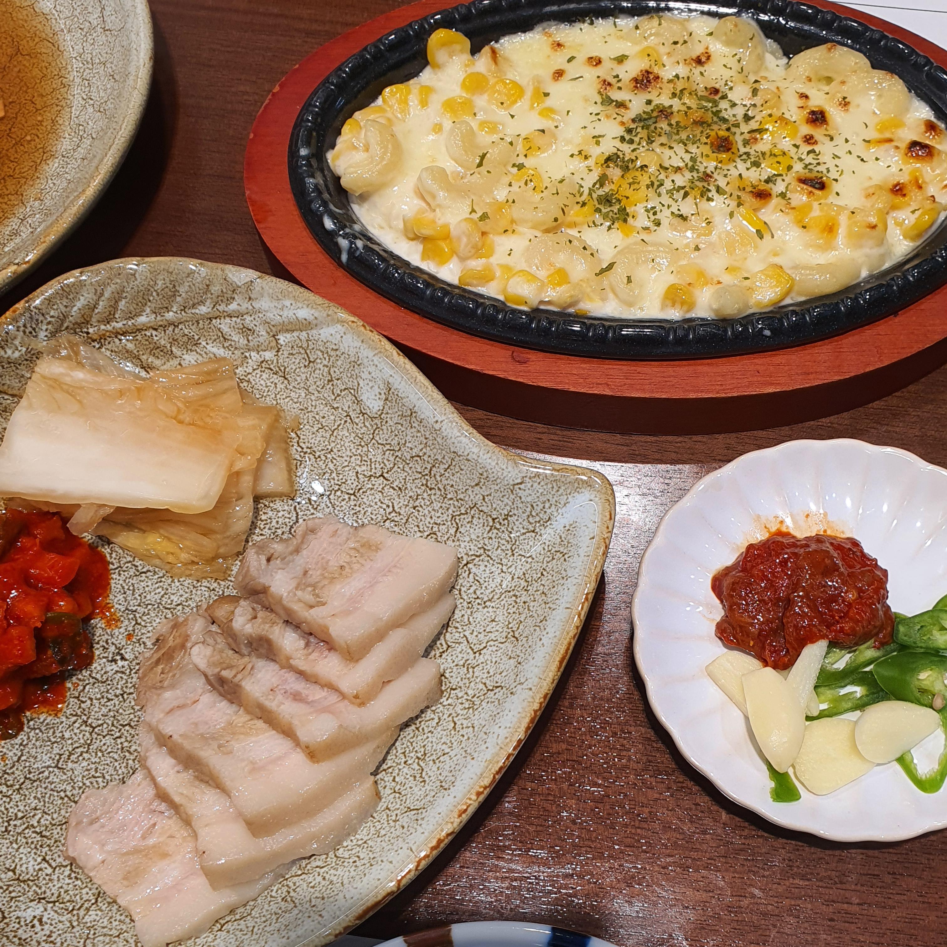 그릇에-담긴-수육과-콘치즈