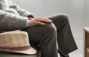 앉아-있는-노인