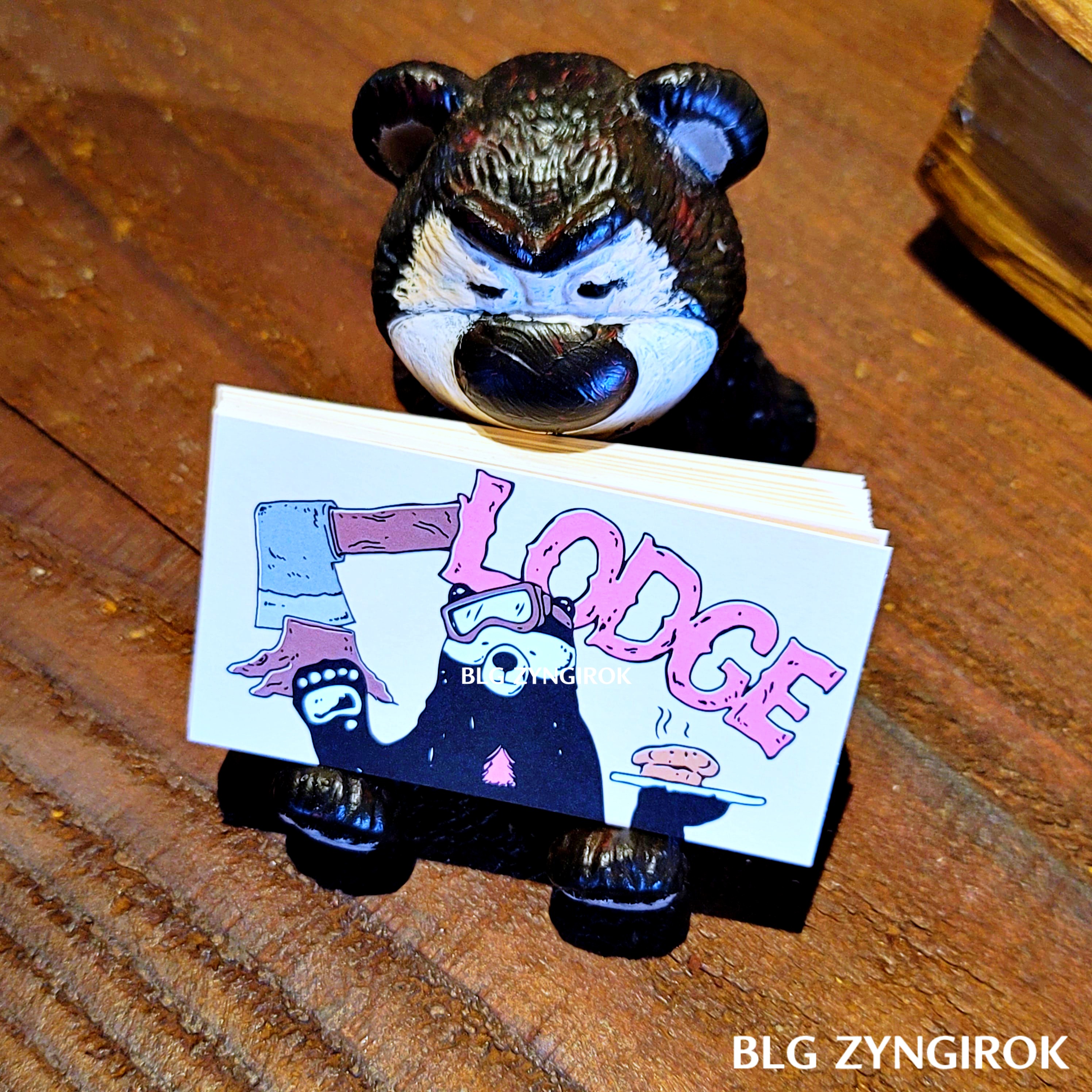 양주 카페 럿지 LODGE 카페 계산대에 명함이 비치되어 있는 모습이다.