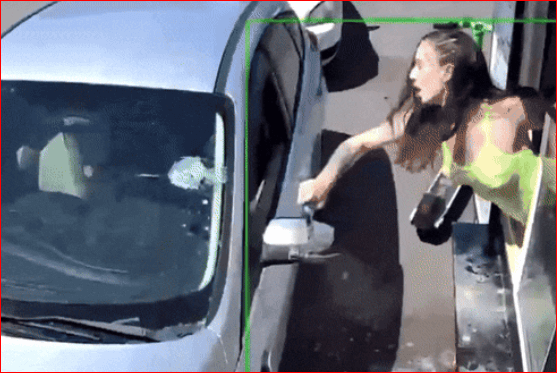 진상손님 대처법 손님이 커피 던지자 카페 주인은 망치로 응징