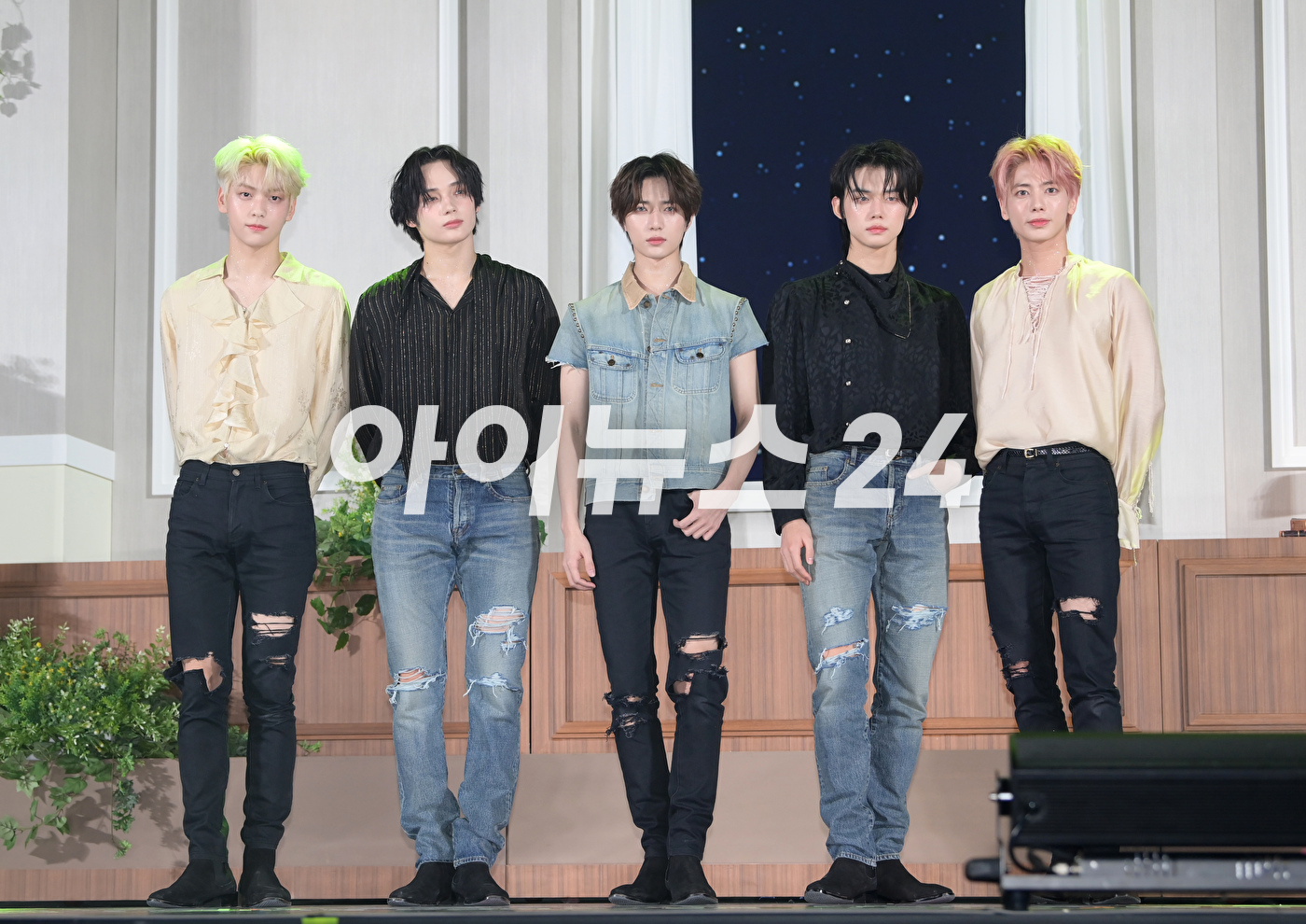 그룹 투모로우바이투게더가 26일 오후 서울 강남구 코엑스 오디토리움에서 열린 투모로우바이투게더(TOMORROW X TOGETHER, TXT) 미니 5집 '이름의 장: TEMPTATION' 발매 쇼케이스에서 타이틀곡 무대를 선보이고 있다. [사진=정소희 기자]