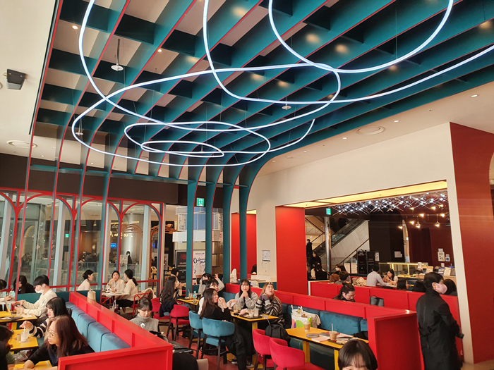 화려한-분위기의-실내