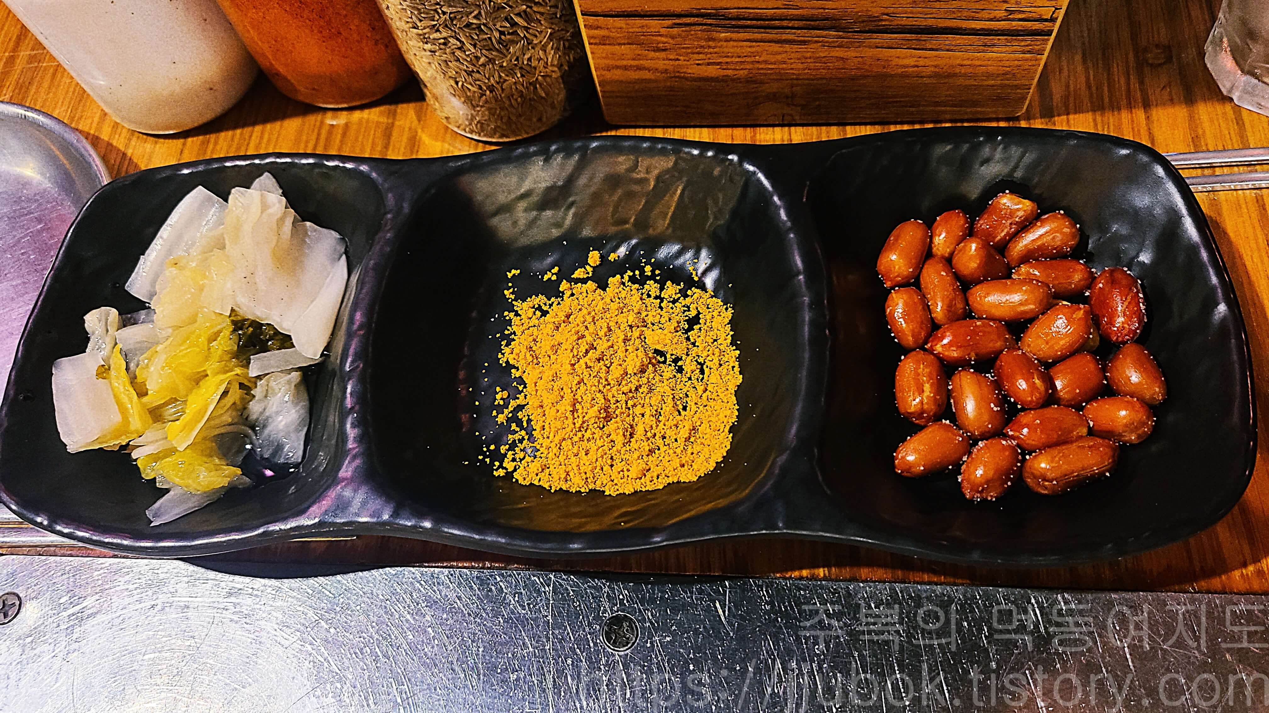 홍대-뜻밖에-양꼬치-밑반찬