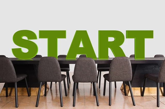 START라는 초록색 텍스트 뒤로 회의용 의자들이 줄지어 있는 이미지. 블로그 시작을 상징