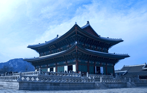 옛날 왕이 살던 경복궁 궁궐이다. 멋진 2층으로 된 기와집이다.