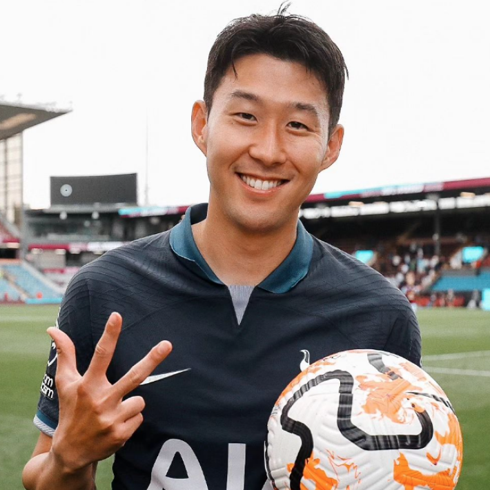 손흥민이 손으로 숫자 3을 표시하고 있다