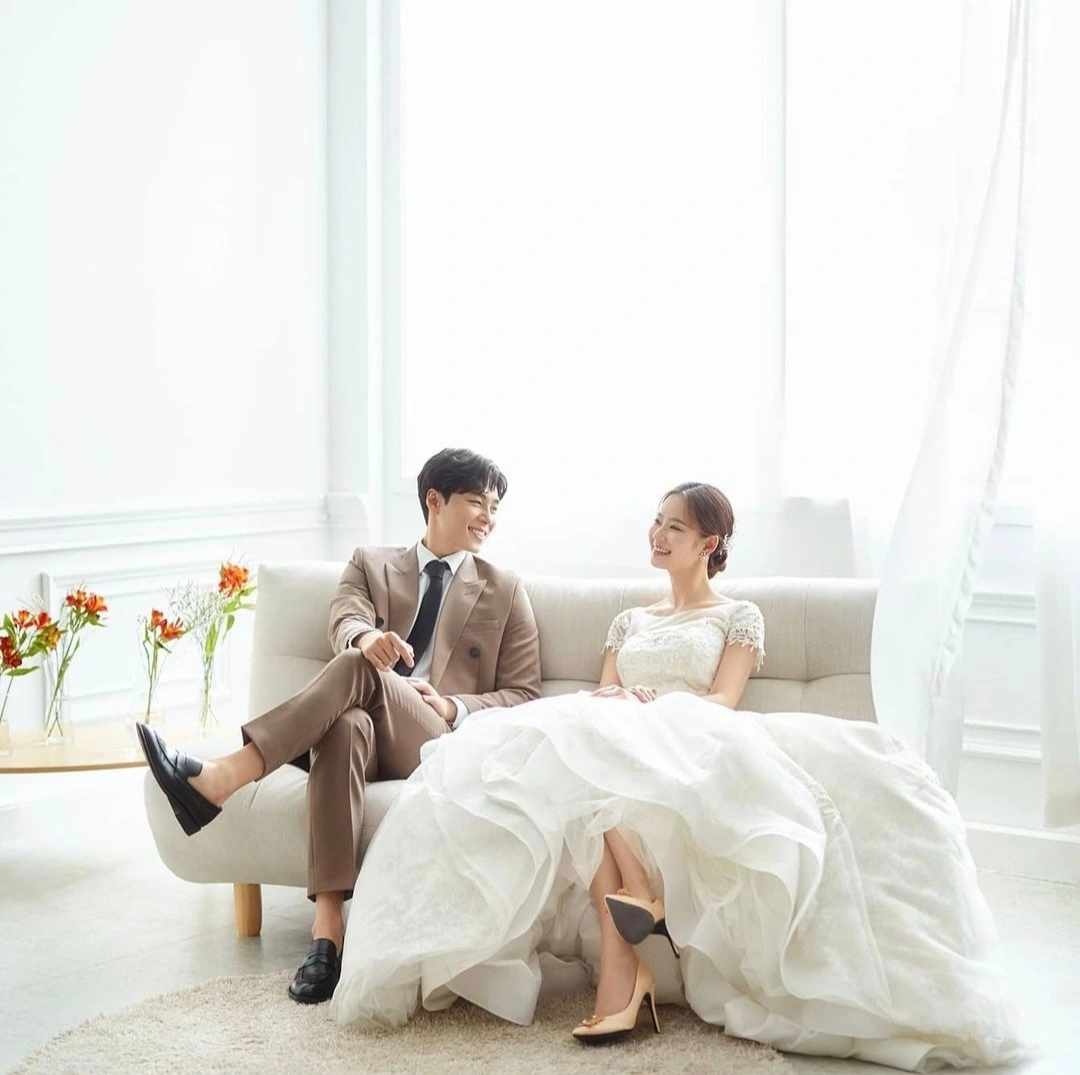 웨딩촬영-신부와-신랑이-소파에-편안히-앉아서-웃고-있는-사진