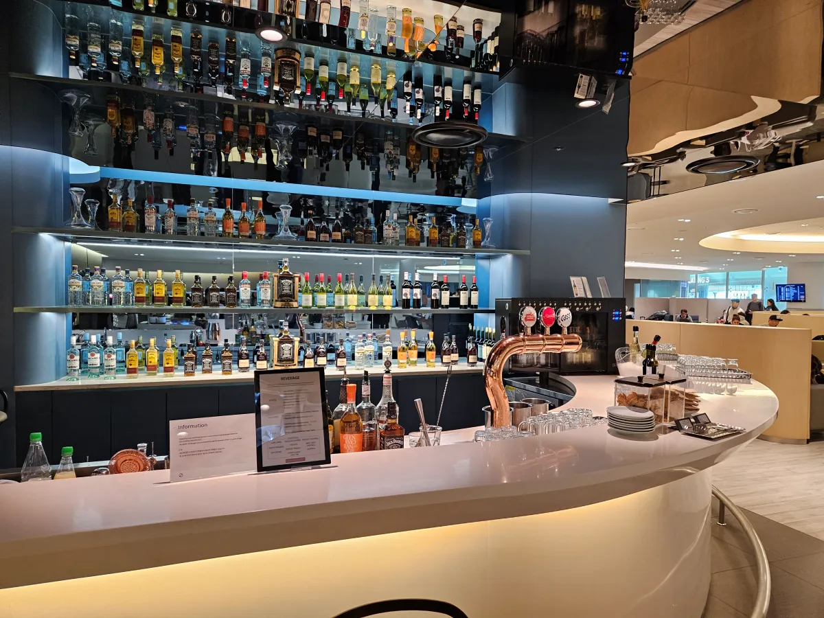 대한항공-라운지-주류-칵테일-양주-와인-디스플레이