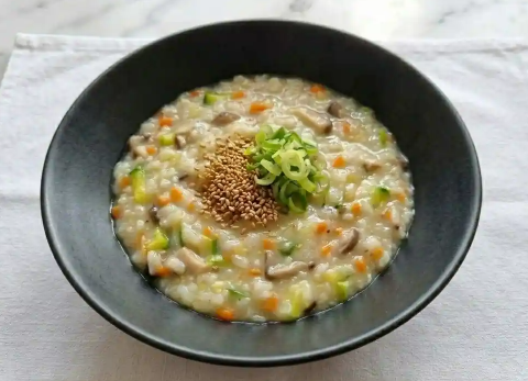 식탁 위에 접시에 담긴 야채죽이 놓여 있음.
