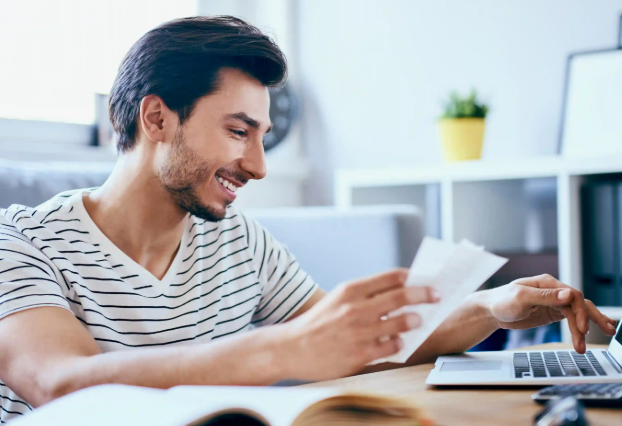 대출 이자를 현명하게 갚고 있는 사람의 사진