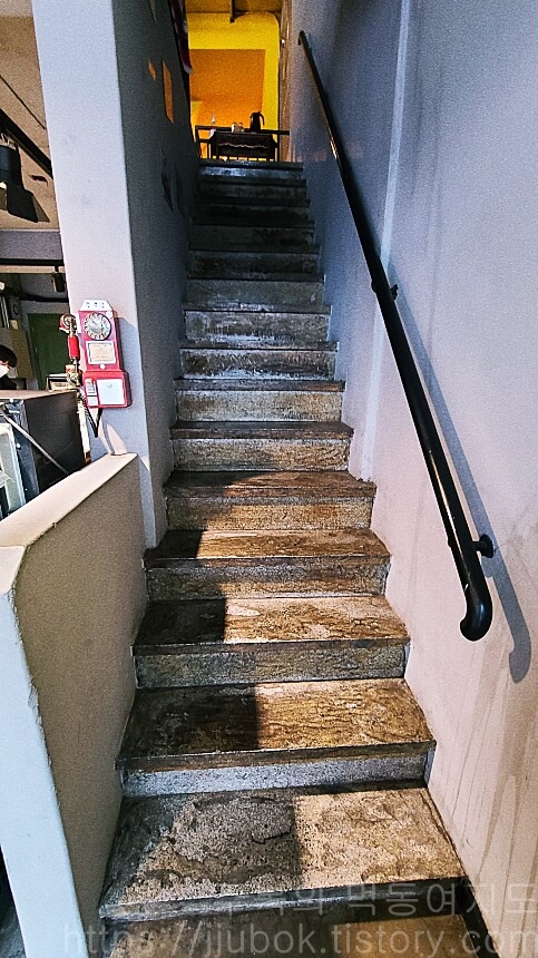 아날로그-부평점-2층-계단