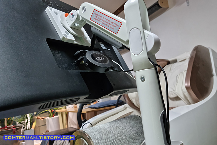 더함 MS11-231L-W 모니터 스탠드 상부 전선 처리