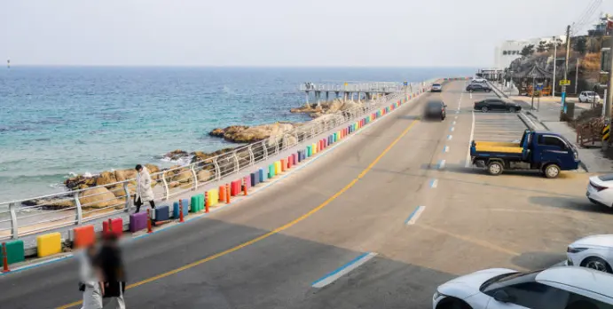 해변을 따라 공영 주차장