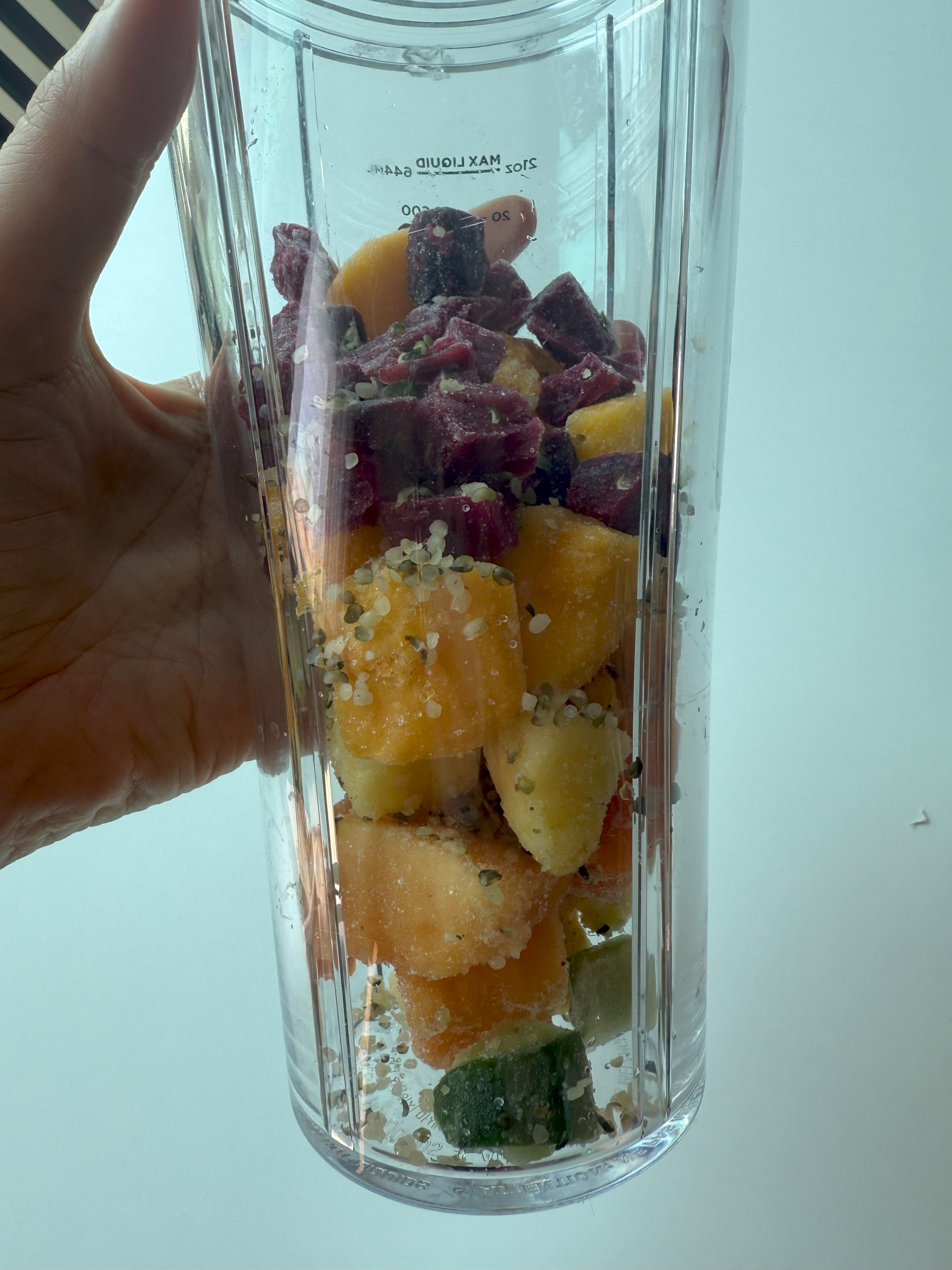 블렌딩된 블루베리비트 주스 컵