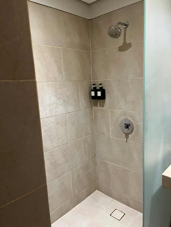 Grandmas Plus Hotel Airport 객실 화장실