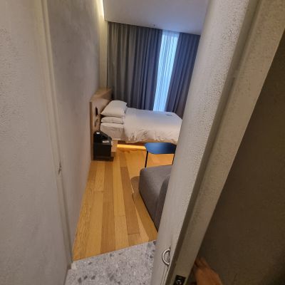 테이크호텔-서울-광명-침실로-이어지는-복도