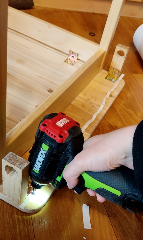 자투리목 옆에 바지 고무줄을 약간 느슨하게 나사못을 이용하여 고정해줌