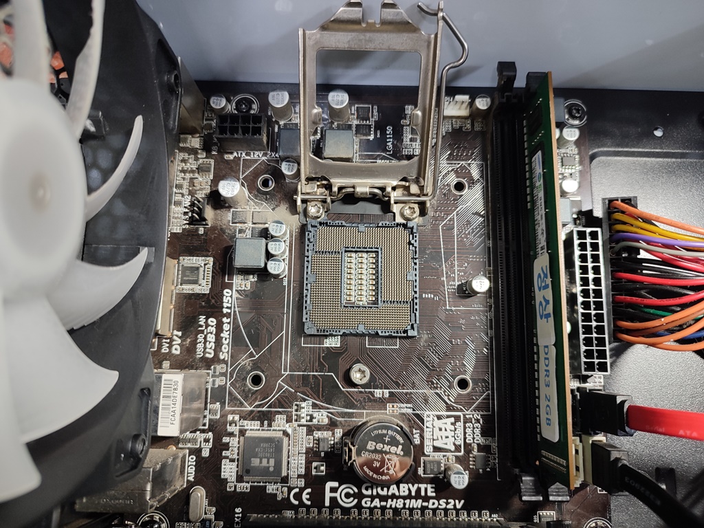 CPU 소켓의 핀 손상된 곳은 없는지 유관으로 확인하고 있습니다. (1)