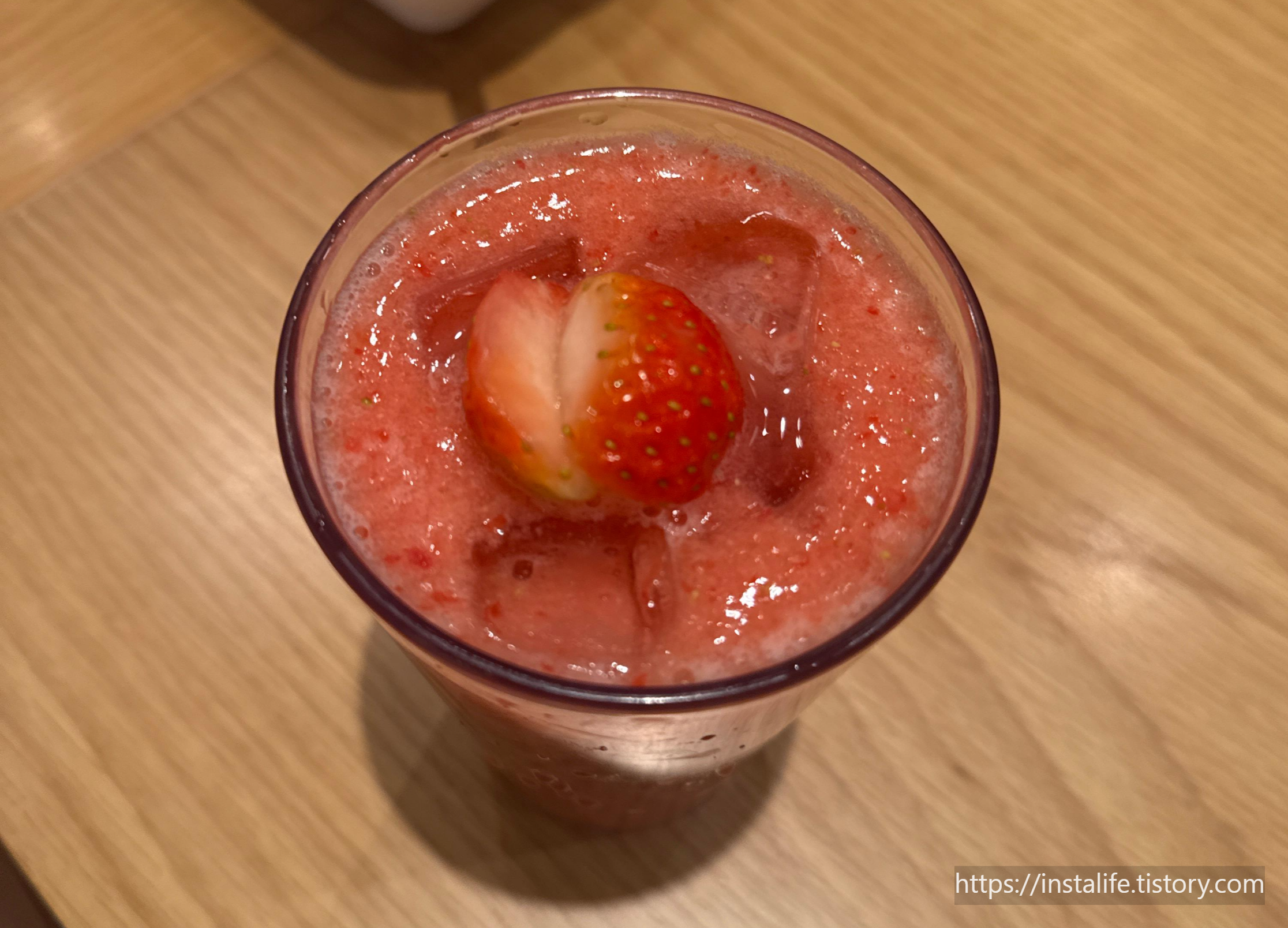 투썸플레이스 생딸기 주스 로우 슈거 입니다.