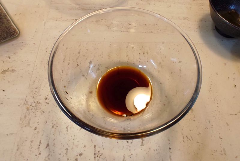 그릇에 우동소스를 넣어줌