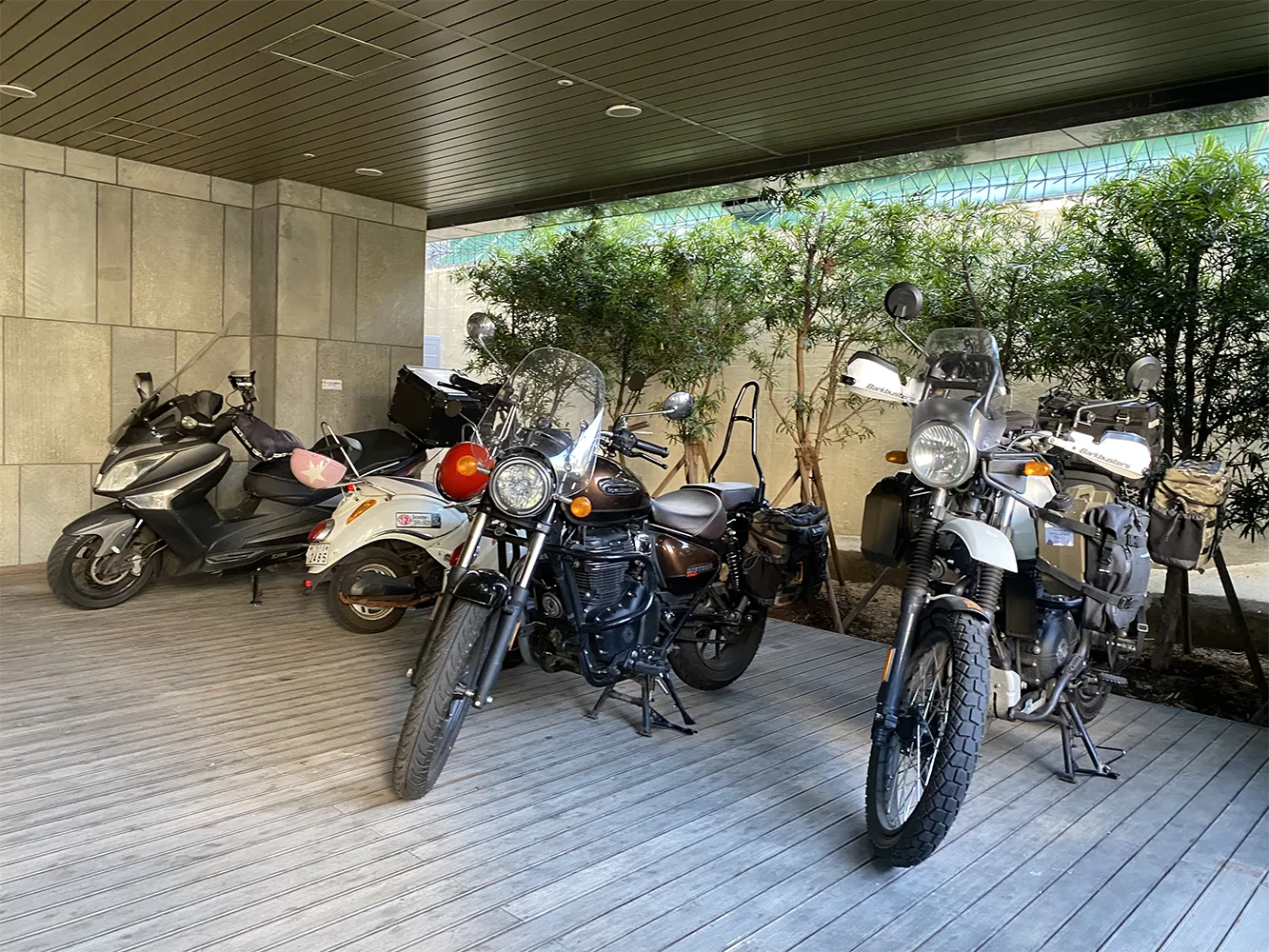 호텔-케니-오토바이-주차장