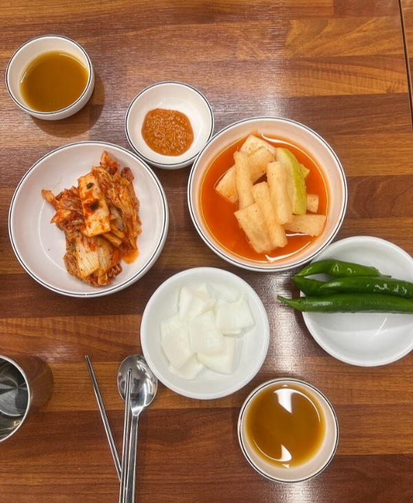 김치와-깍두기-고추-양파-쌈장