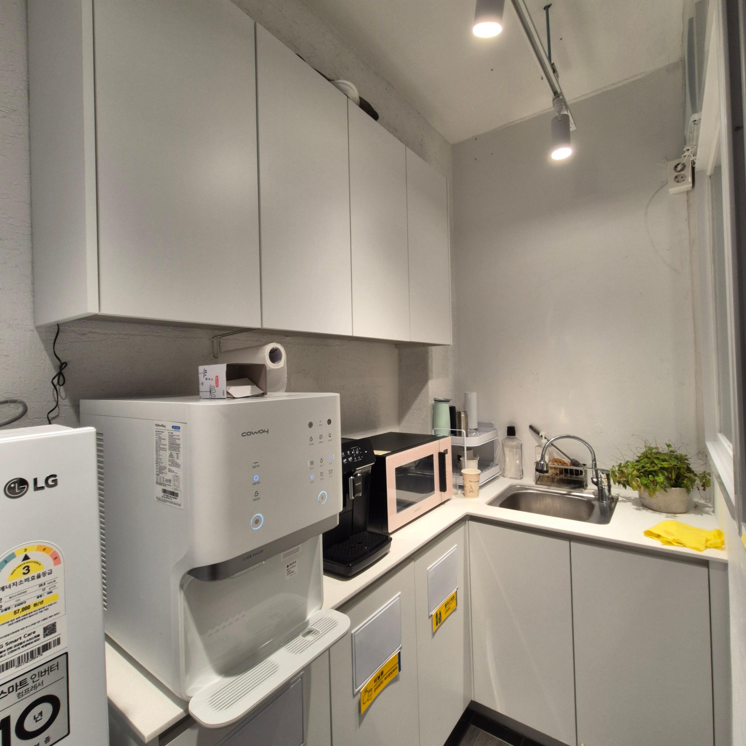 탕비실 내부 모습 : 정수기&amp;#44; 원두커피&amp;#44; 전자렌지&amp;#44; 싱크대