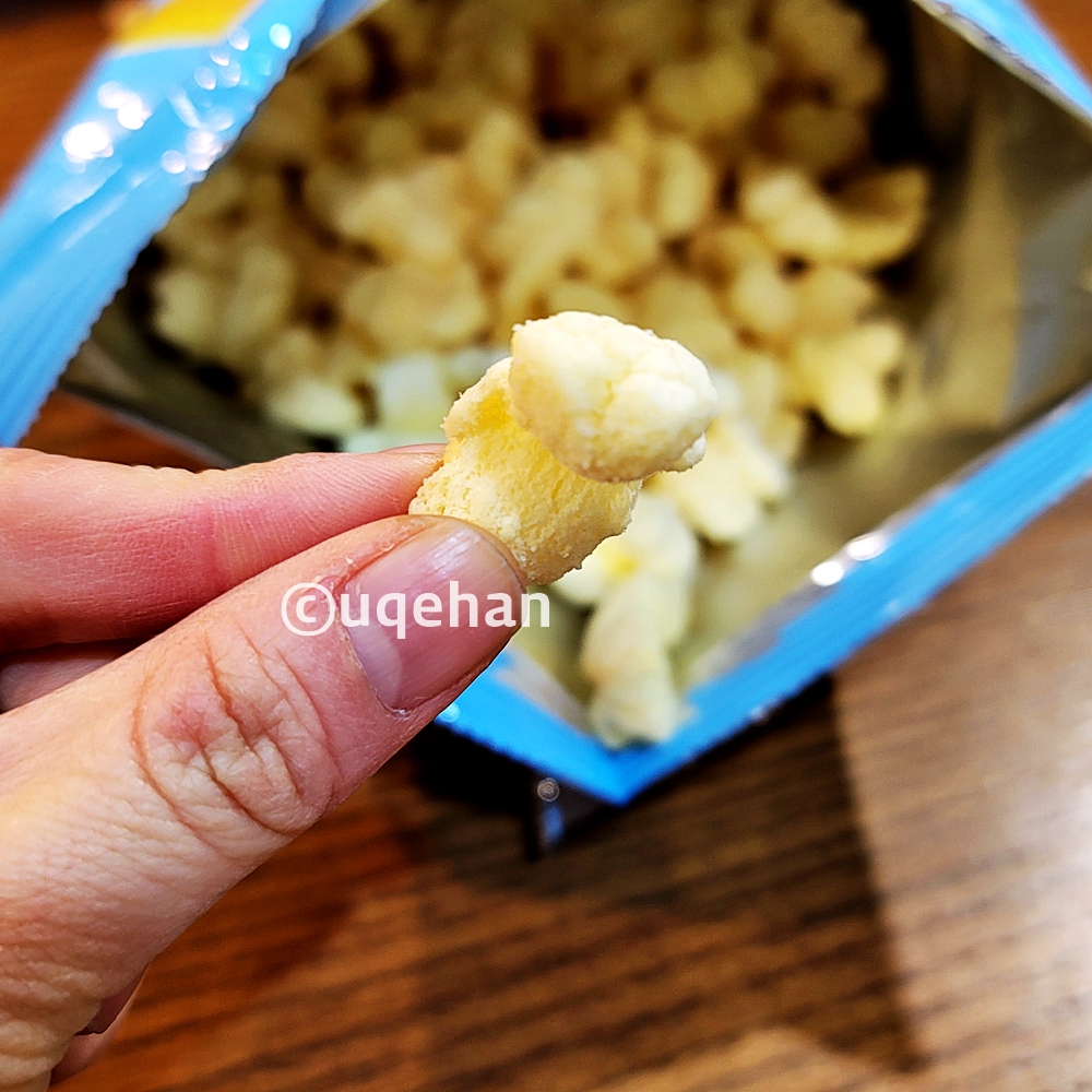 손가락으로 노브랜드 바나나소프트콘을 하나 집어 들었다.