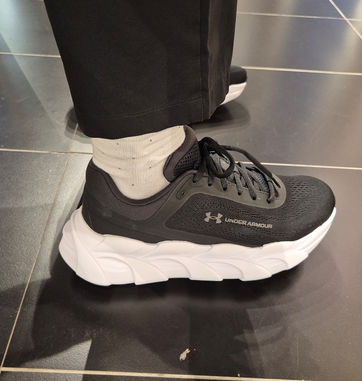 안정적인 러닝화 언더아머 헤일로 러너