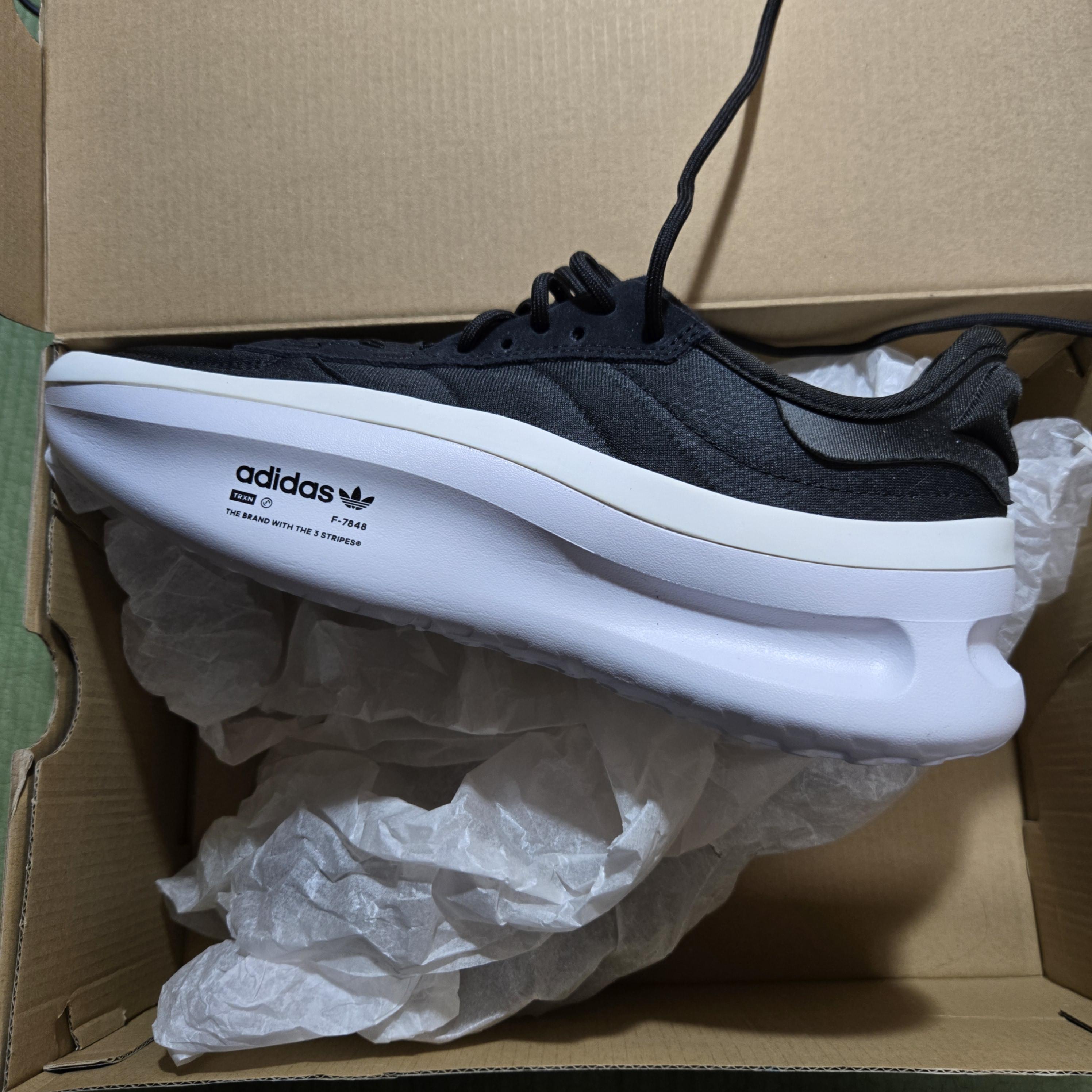 아디다스 오리지널스 아디폼 TRXN 코어 랙 바깥쪽 사진