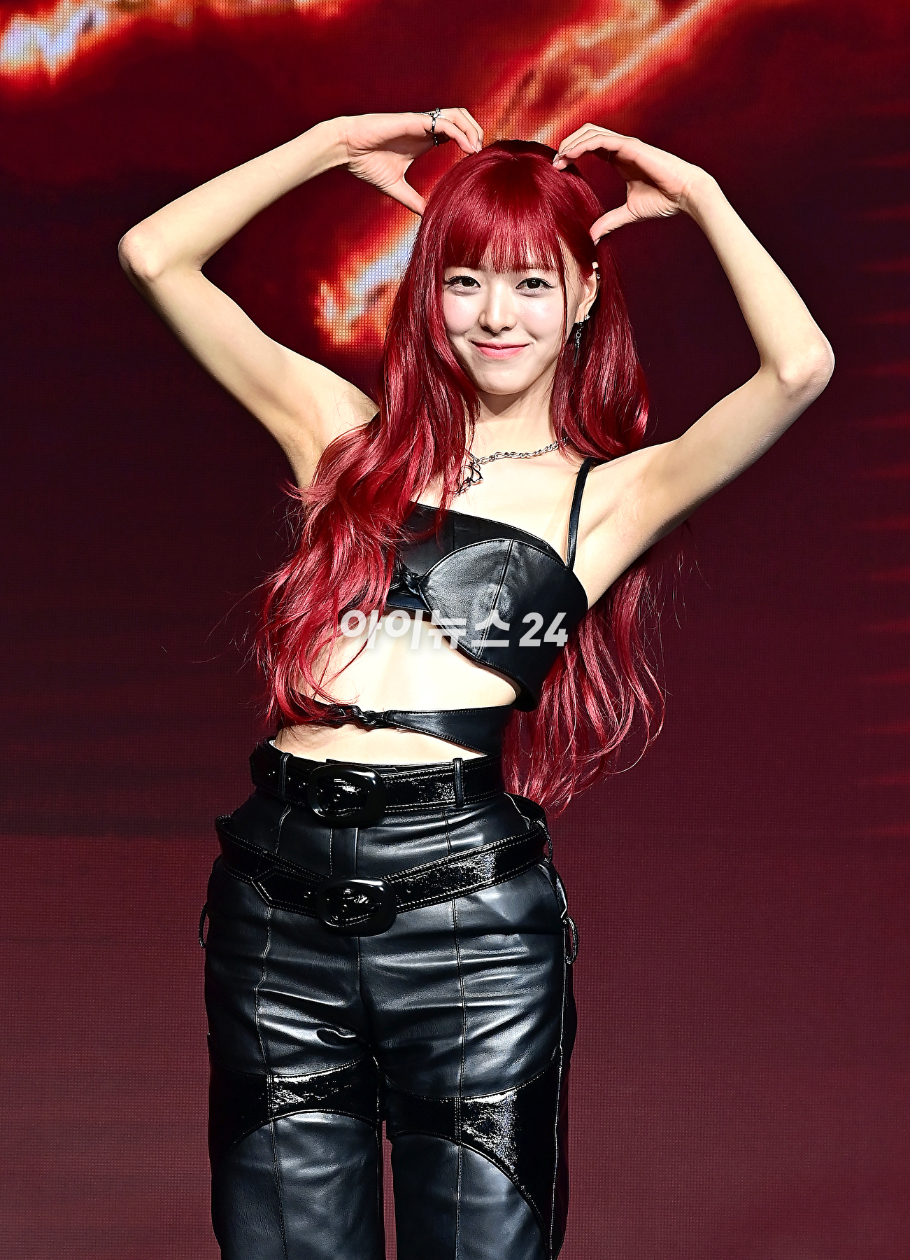 걸그룹 ITZY(있지) 유나가 8일 오후 서울 여의도 콘래드&nbsp;서울에서 열린 새 미니 앨범 'BORN TO BE'(본 투 비)를 발매기념 쇼케이스에서 기념촬영을 하고 있다. [사진=곽영래 기자]