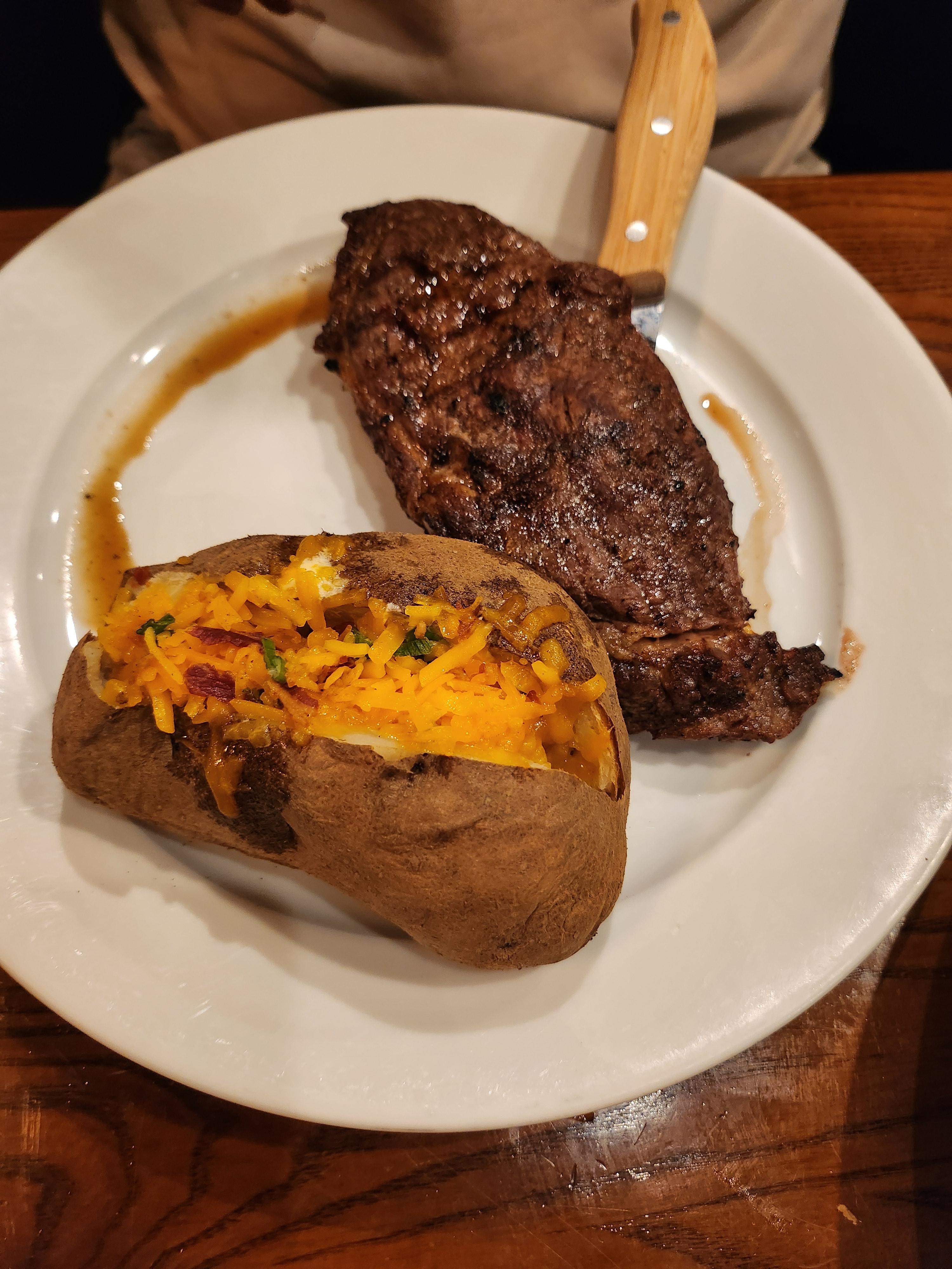 스테이크와 포테이토 사이드 디쉬