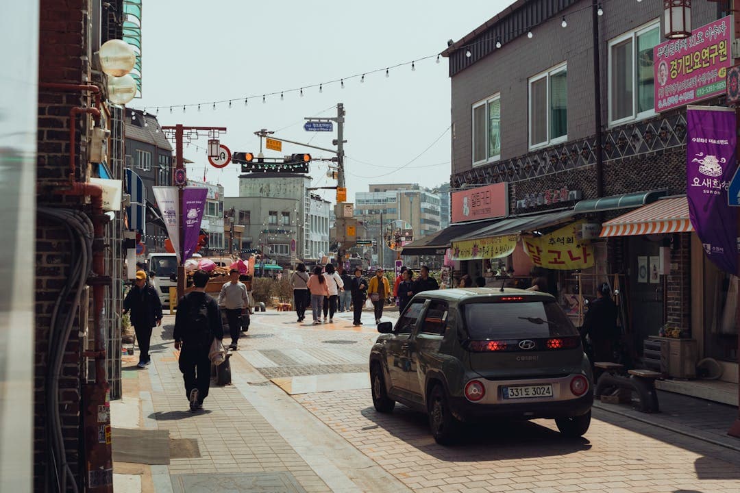 전통시장 거리에서 장을 보는 시민들 풍경