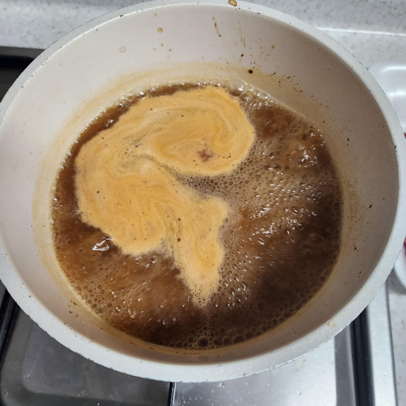 된장 양념 푼 물이 팔팔 끓는 냄비