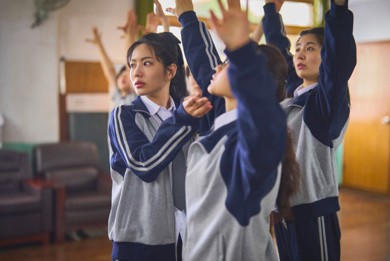 영화 빅토리 대회 응원을 준비하는 밀레니엄 걸즈