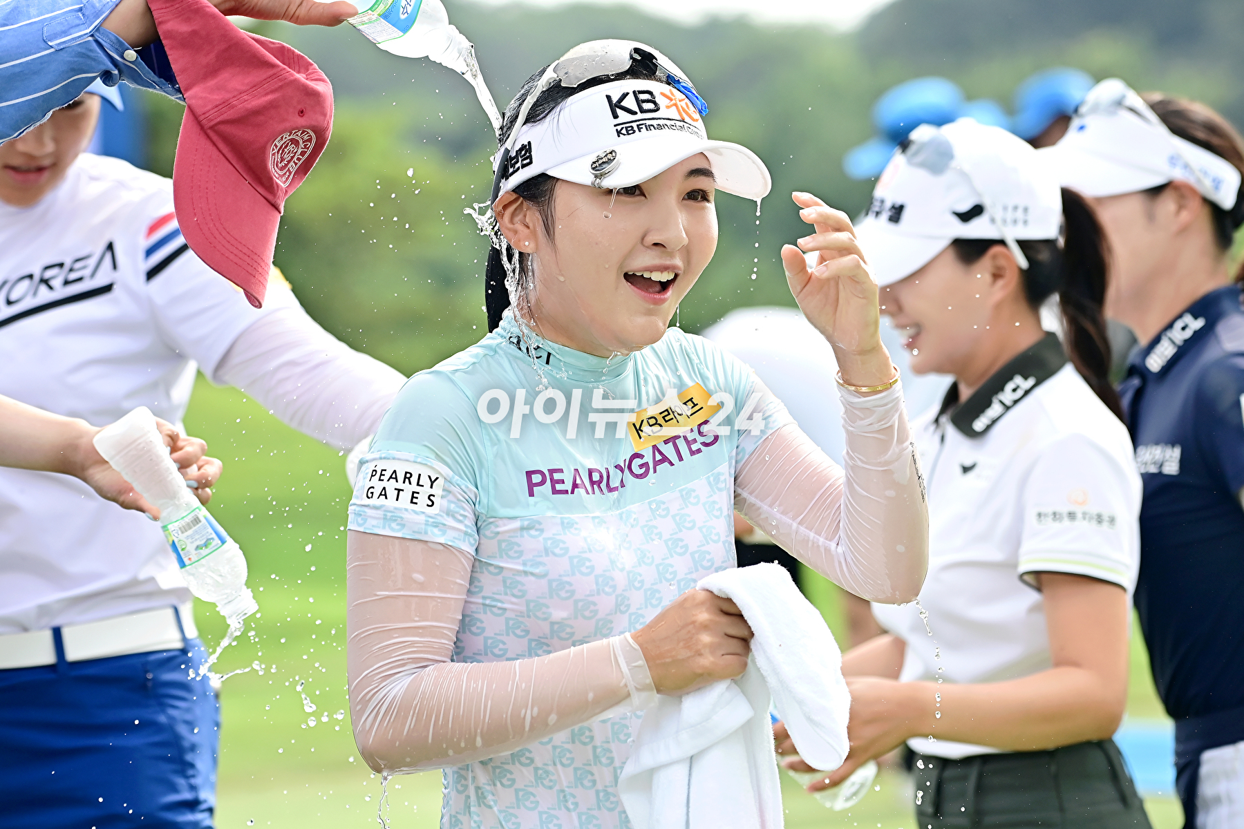 이예원은 13일 제주도 서귀포시에 있는 테디밸리 골프앤리조트(파72)에서 열린 KLPGA 투어 신설 대회 두산건설 위브 챔피언십(총상금 12억원) 최종합계 10언더파 206타로 김민선7과의 연장 첫 번째 홀에서 버디를 잡아내 우승을 확정했다.&nbsp;이예원이 우승 트로피를 들고 포즈를 취하고 있다. [사진=곽영래 기자]