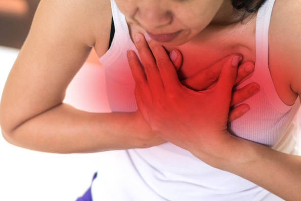 왼쪽가슴통증을 유발하는 흉부 심장통증 원인에는 기본적으로 심장이 있기 때문에 심장 문제라고 생각합니다. 평소에 왼쪽가슴통증이 있을 때도 심장에 이상이 있는 것 같고 무섭다는 생각이 들 수도 있습니다. 그러나 왼쪽 가슴 통증이 모두 심장의 문제는 아니고 역류성식도염 등 심장&amp;#44; 폐&amp;#44; 소화기 질환 등 다양한 질환을 예측할 수 있습니다.