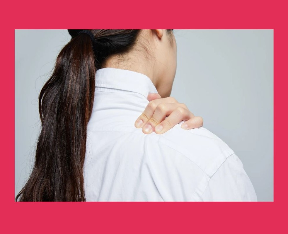 어깨 통증을 느끼는 이미지