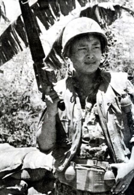 베트남 파병 당시 젊은 해병대 가수 남진의 사진