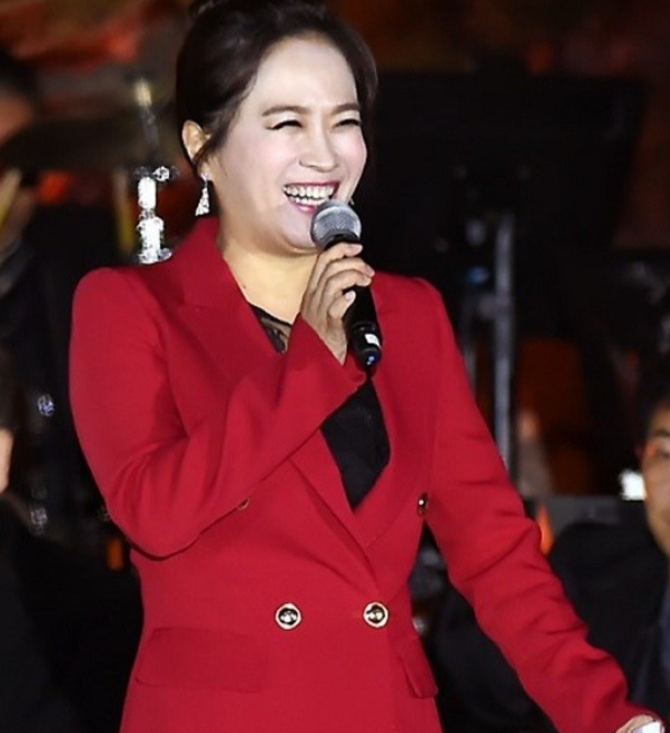 가수 김정연 무대 공연│트로트 가수로 데뷔한 김정연의 무대 장면