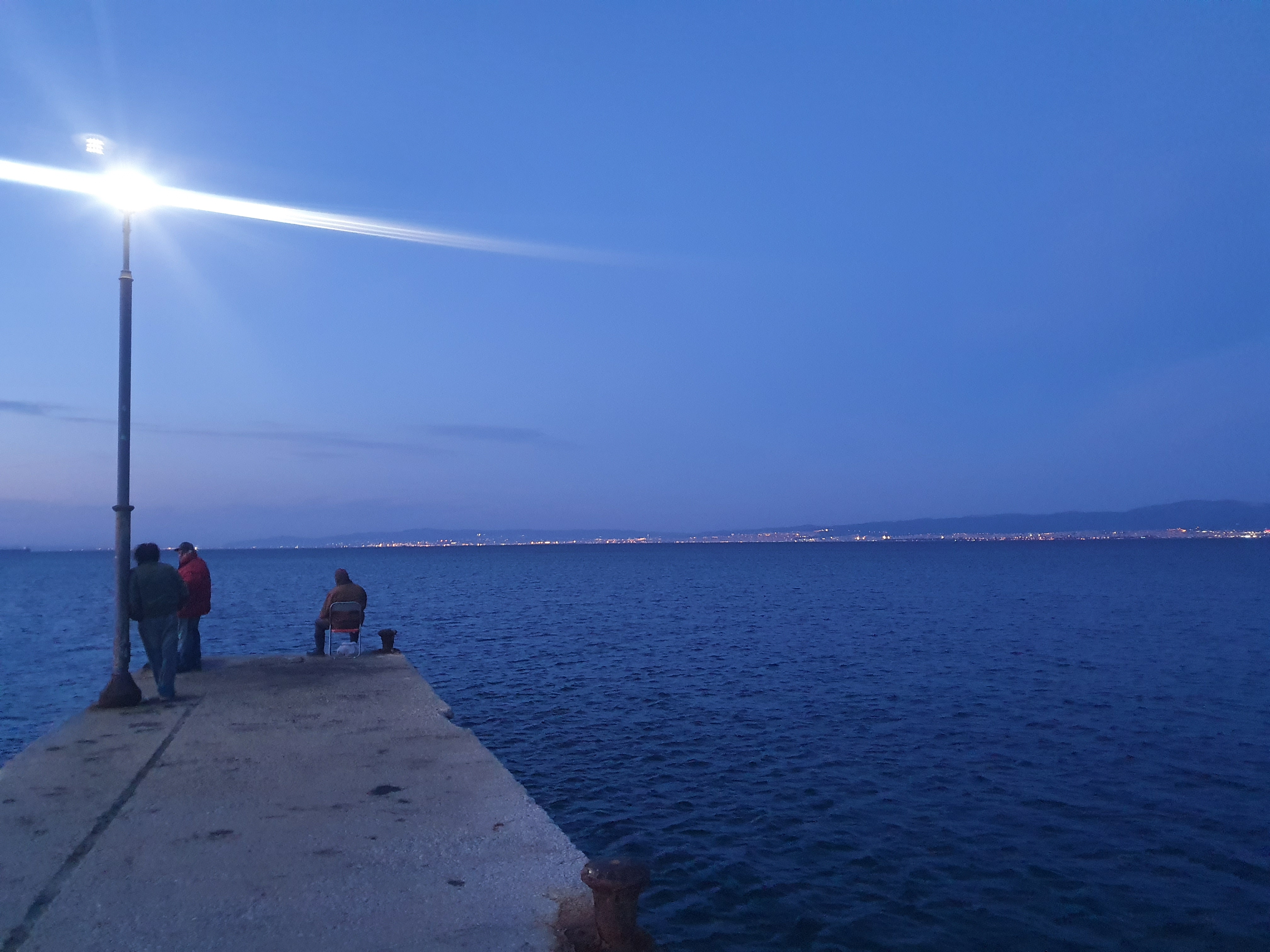 그리스 아기아 트리아다 방파제 낚시꾼