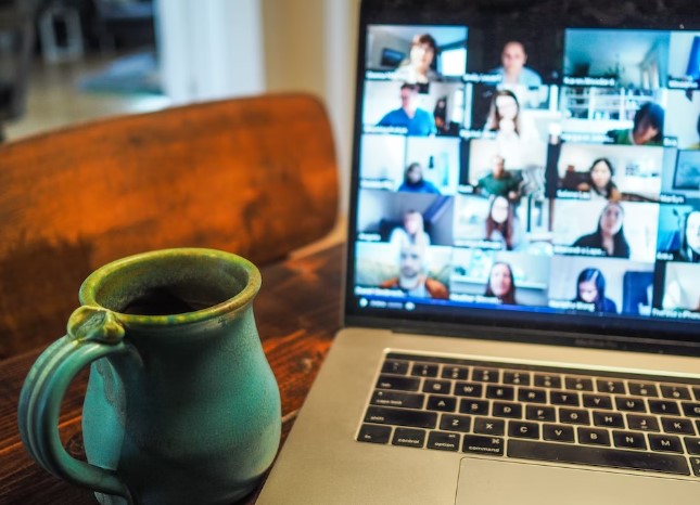 온라인으로-교육중인-이미지