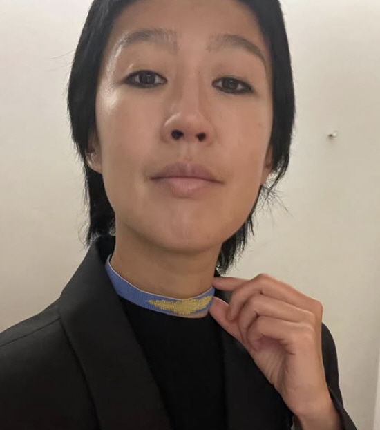 홍진경이 목을 만지는 모습 (사진 출처:스포츠조선)