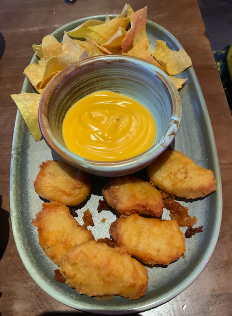 키즈메뉴: 치킨 너겟 &amp; 치즈 퀘사딜라