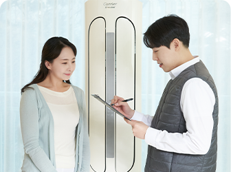 에어컨 청소를 상담해서 주는 남성과 상담을 받는 여성