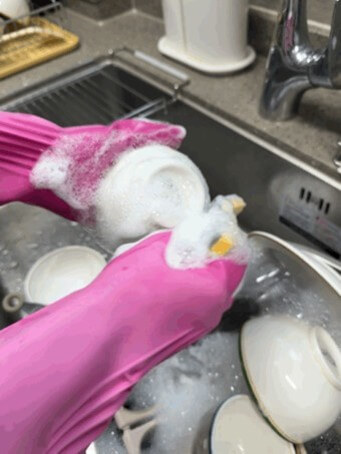 빨간-고무장갑을-끼고-유기농-세제를-사용하여-그릇들을-칼칼이-설거지하는-모습