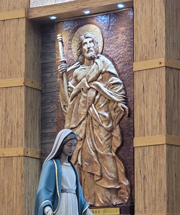 위 사진은 수원 정자동 주교좌성당에 있는 성 소(小) 야고보 사도 부조 작품입니다.