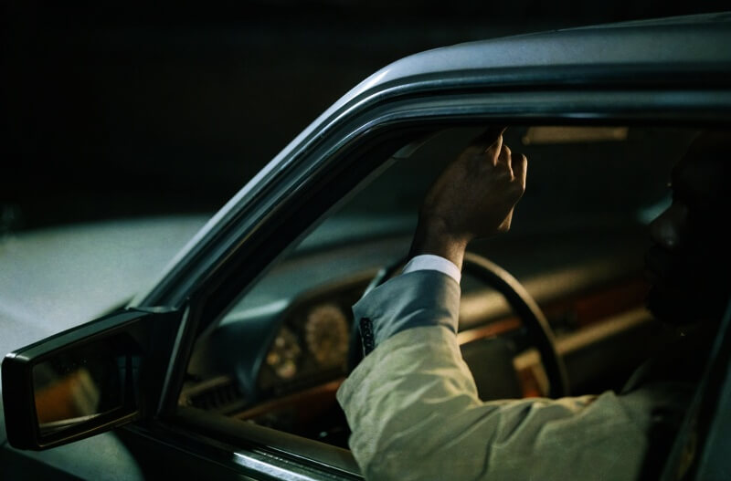 자동차-운전하는-사람