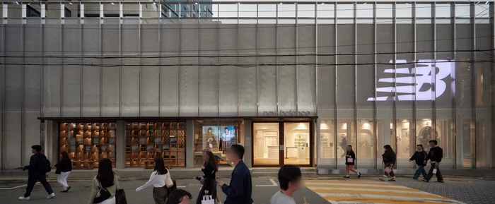 서울 성동구에 위치한 뉴발란스 직영 성수점 전경.